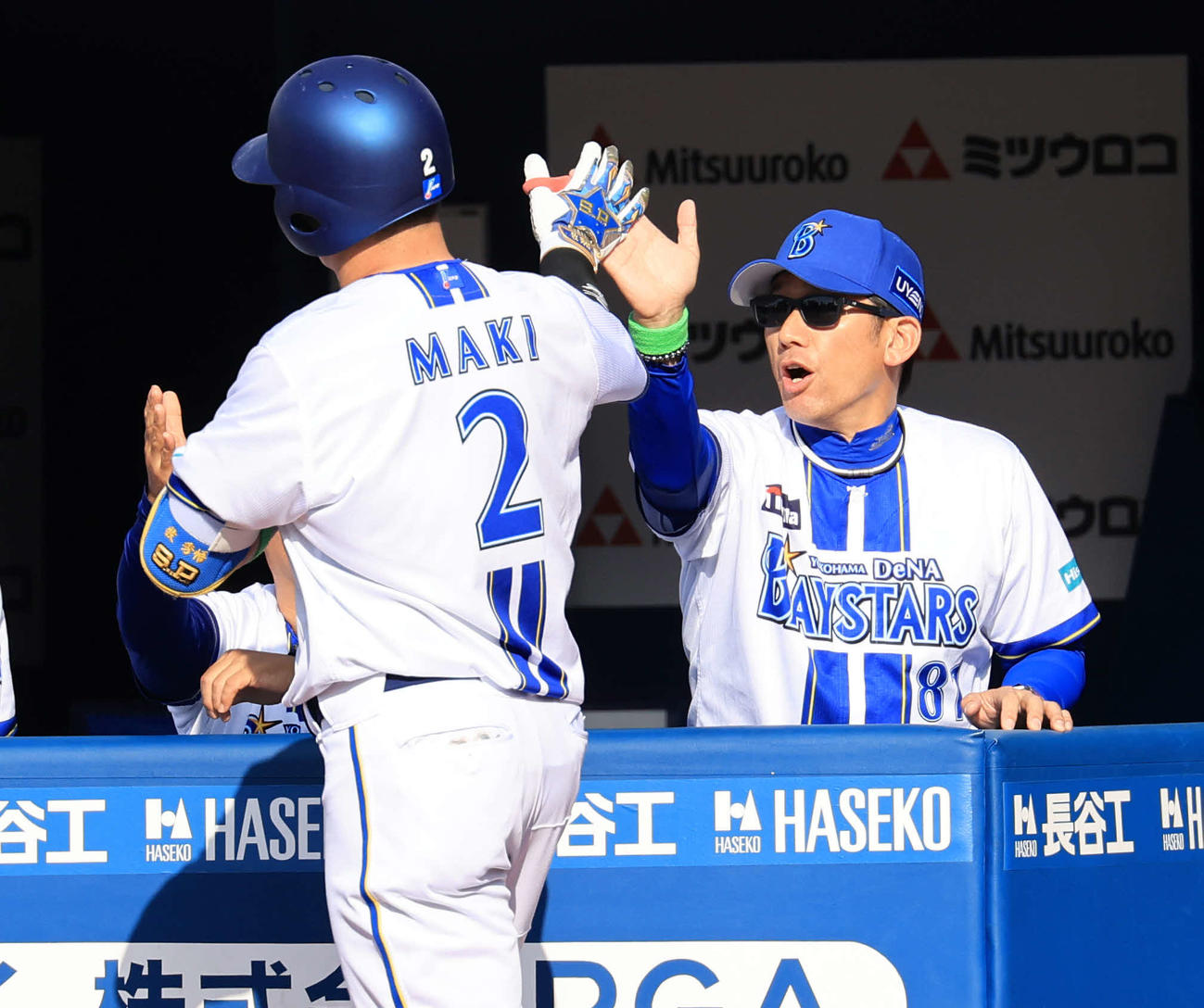 DeNA対巨人　7回裏DeNA無死、牧（手前）がソロ本塁打を放ち、ハイタッチで迎える三浦監督（撮影・浅見桂子）
