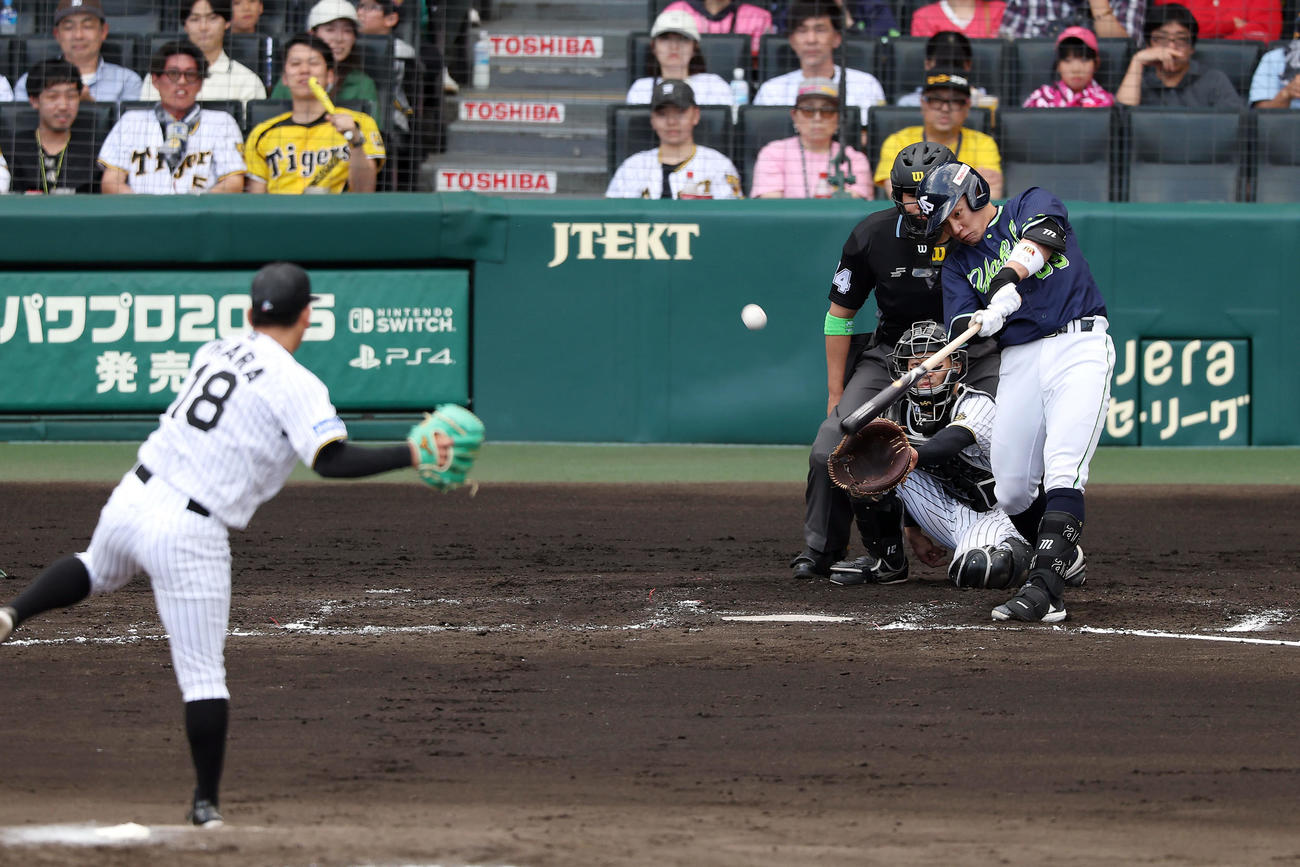 阪神対ヤクルト　7回表ヤクルト1死一、二塁、右中間へ勝ち越し2点適時三塁打を放つ代打増田。投手伊原（撮影・前田充）