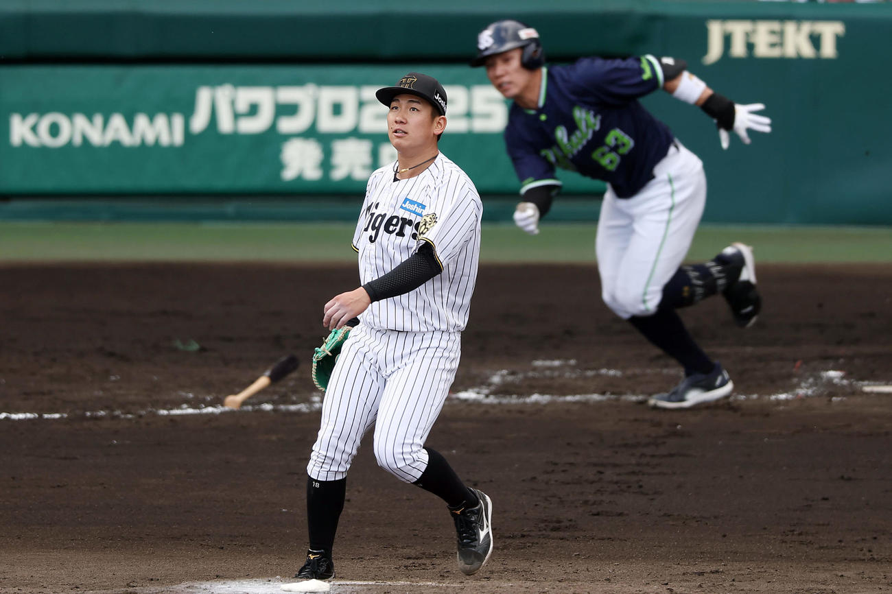 阪神対ヤクルト　7回表ヤクルト1死一、二塁、代打増田に勝ち越し2点適時三塁打を浴びる伊原（撮影・前田充）
