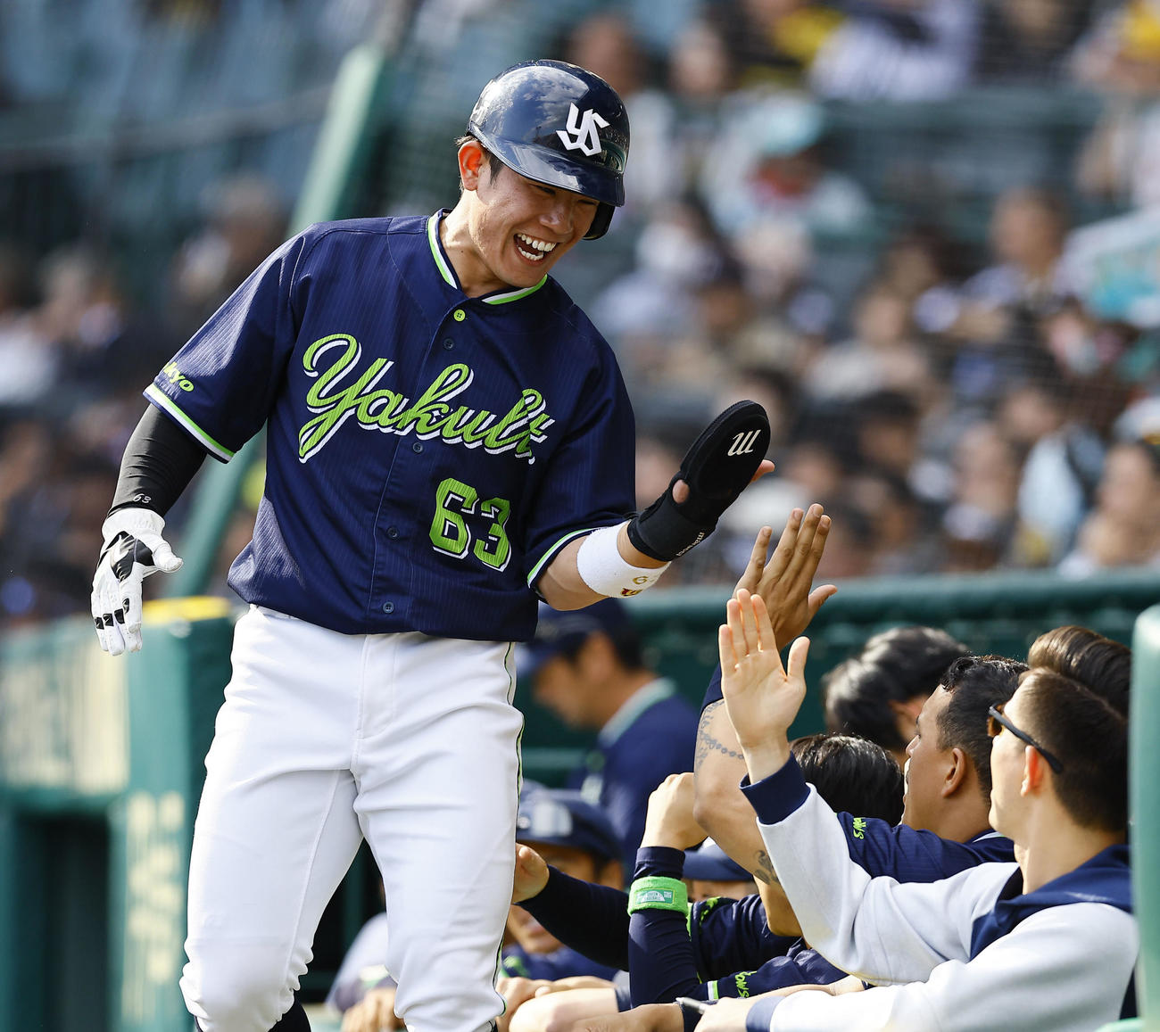 阪神対ヤクルト　7回表ヤクルト1死三塁、相手暴投で生還し、ナインとタッチを交わす増田（撮影・藤尾明華）