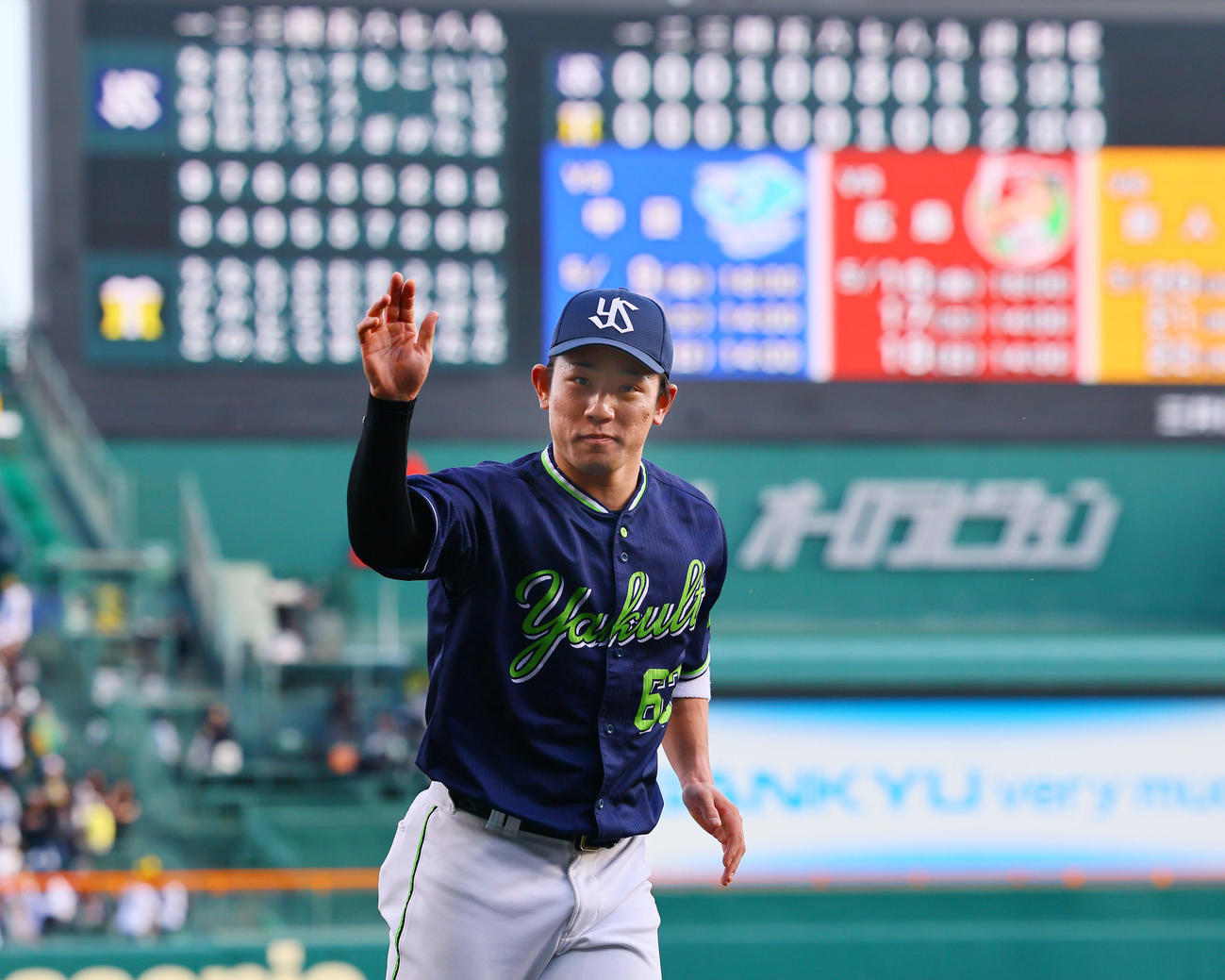 阪神対ヤクルト　ヒーローインタビューを終え、ファンに手を振るヤクルト増田（撮影・藤尾明華）