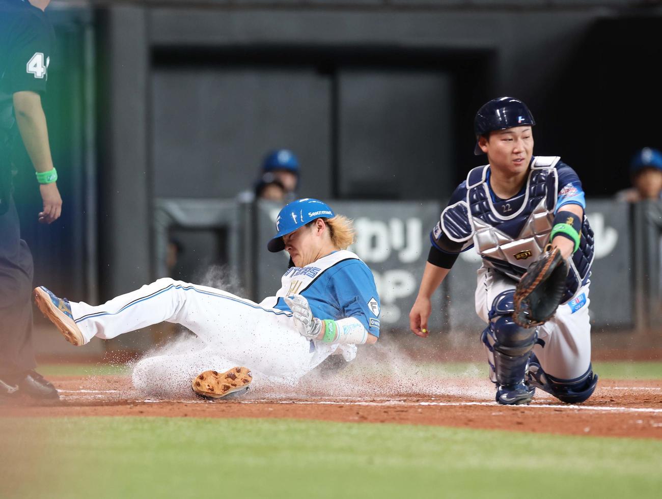 日本ハム対西武　3回裏日本ハム無死一塁、レイエスの適時二塁打で生還する田宮。捕手古賀悠（撮影・黒川智章）