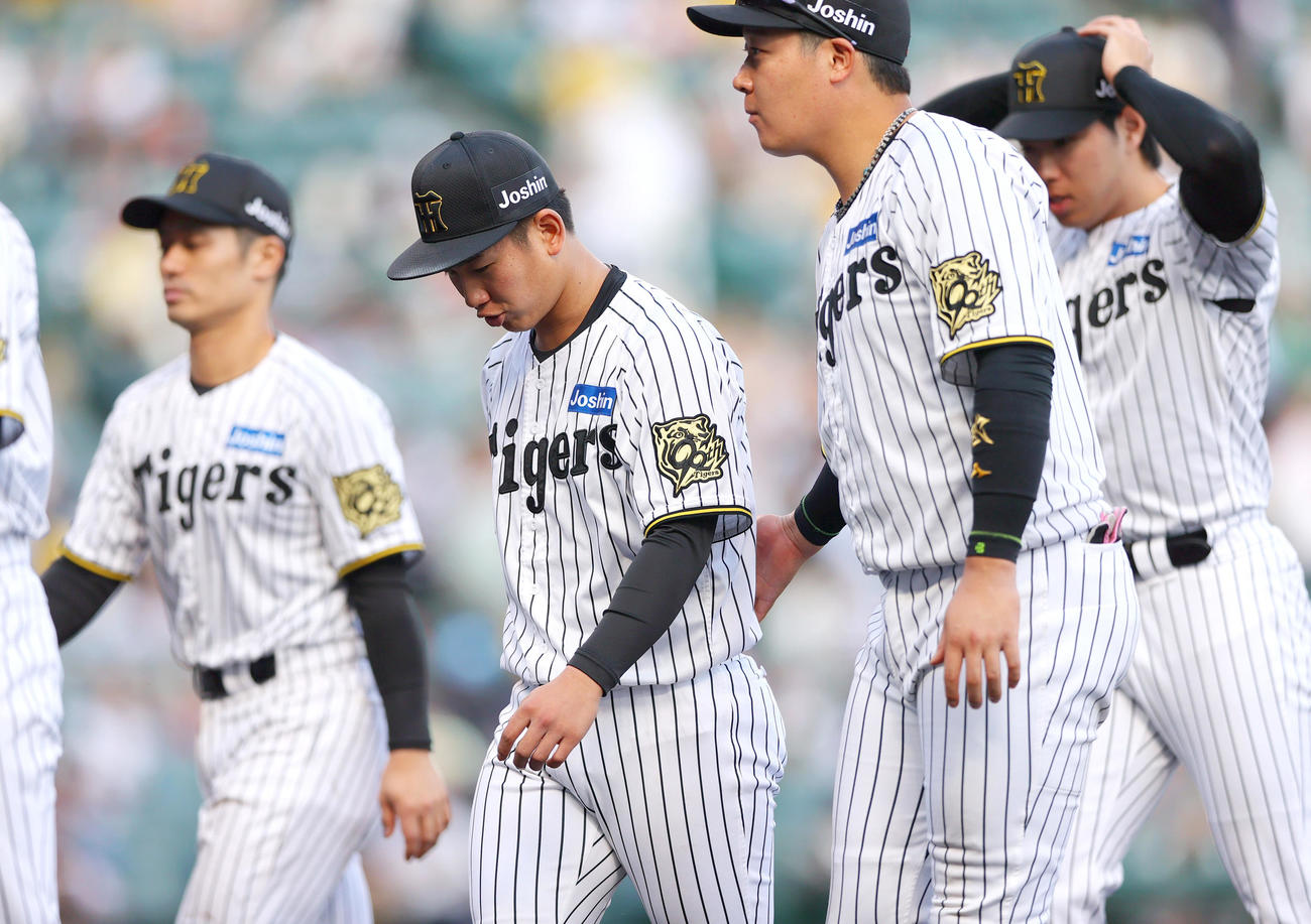 阪神対ヤクルト　ヤクルトに敗れ、引き揚げる阪神伊原（左から2人目）ら（撮影・上山淳一）