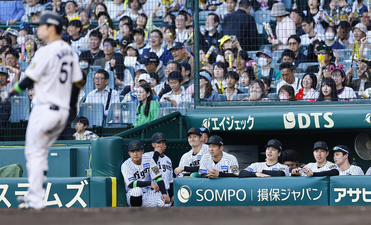 阪神対ヤクルト　9回裏阪神2死一、二塁、中野が遊直に倒れ試合終了となり、ベンチから見つめる伊原（中央）ら阪神ナイン（撮影・藤尾明華）