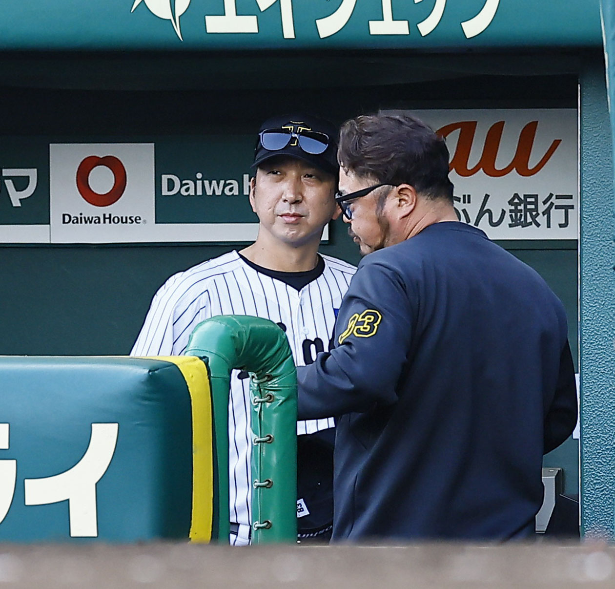 阪神対ヤクルト　9回裏阪神2死一、二塁、中野が遊直に倒れ試合終了となり、ベンチから見つめる藤川監督（撮影・藤尾明華）
