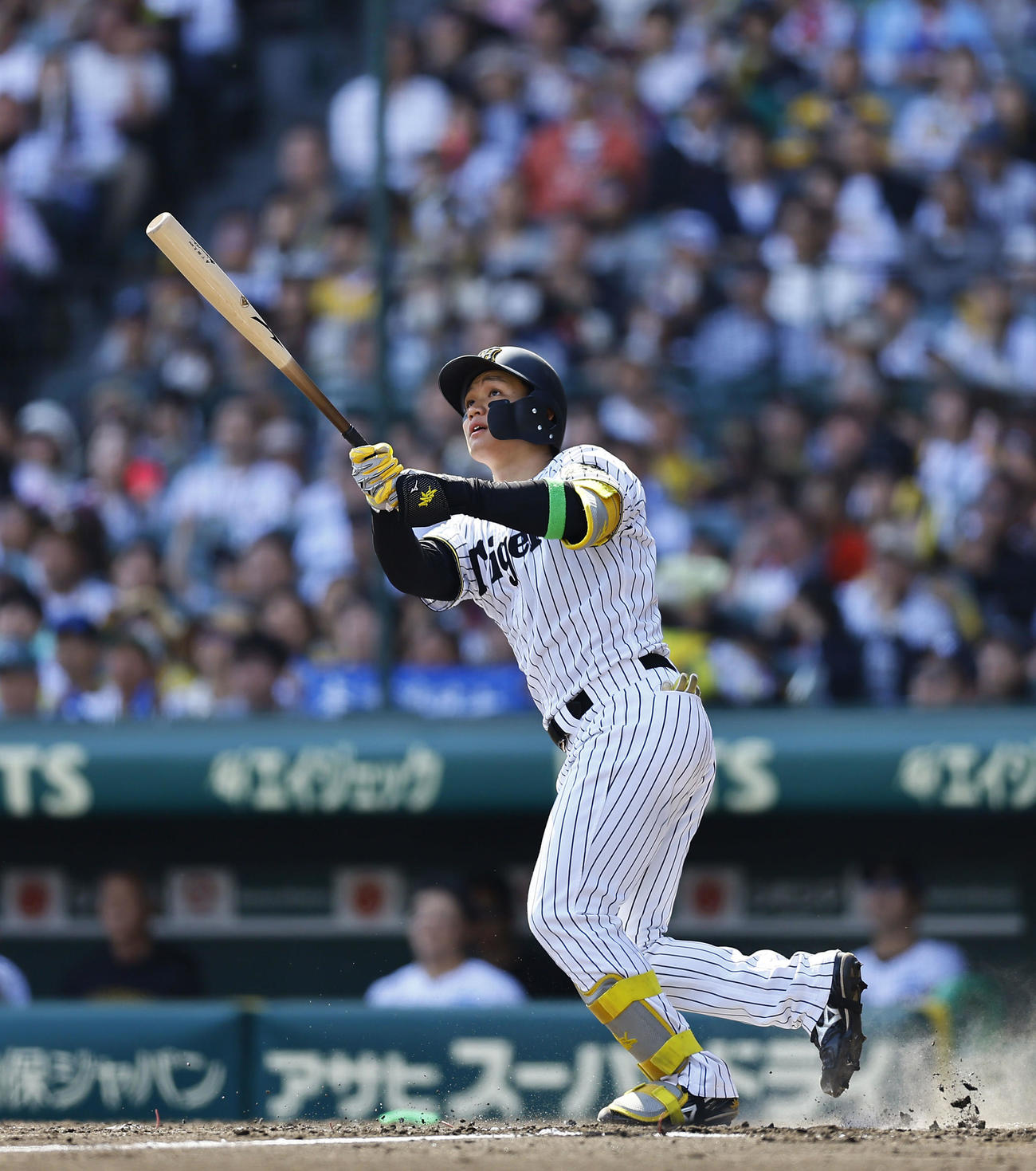 阪神対ヤクルト　4回裏阪神無死、森下は左越えに同点本塁打を放つ（撮影・藤尾明華）