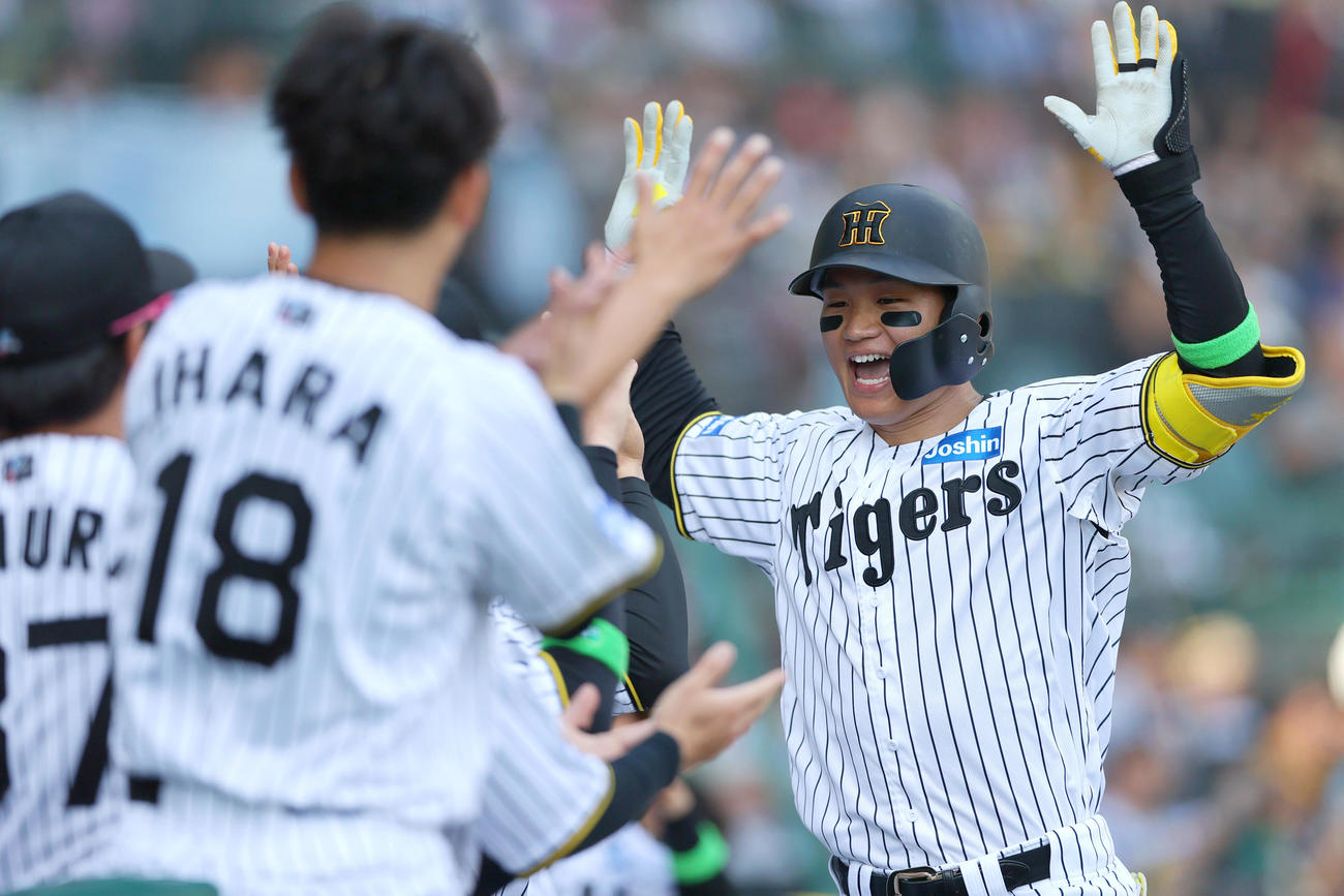 阪神対ヤクルト　4回裏阪神無死、森下（右）は左越え本塁打を放ち喜ぶ（撮影・上山淳一）