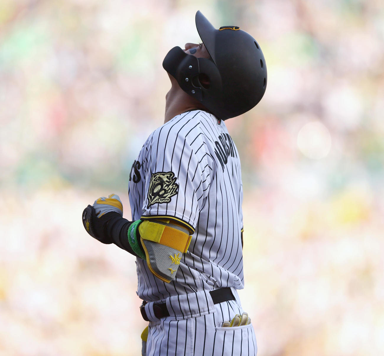 阪神対ヤクルト　7回裏阪神2死一、三塁、森下は二ゴロに倒れ天をあおぐ（撮影・上山淳一）