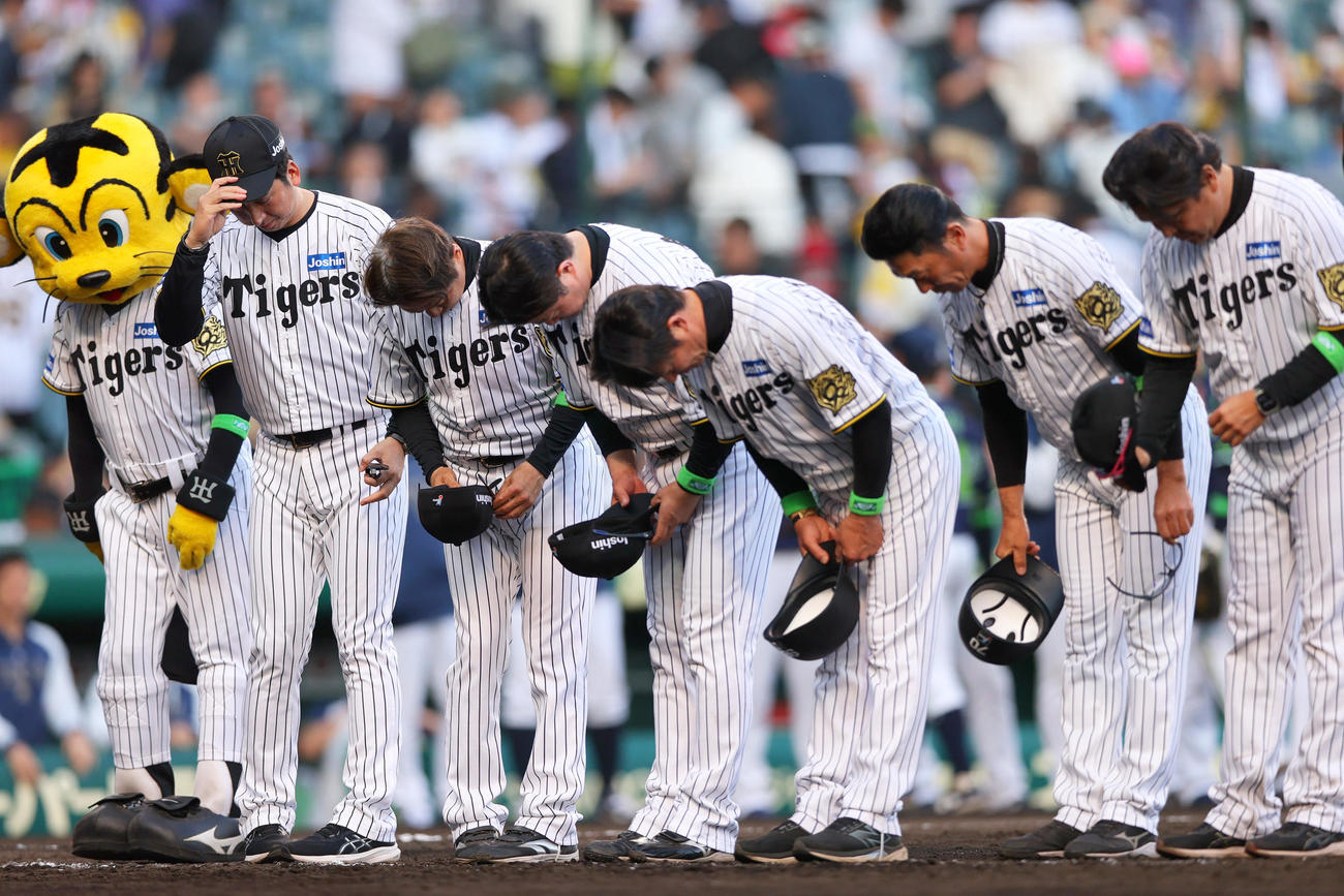 阪神対ヤクルト　ヤクルトに敗れ、グラウンドに整列しファンにあいさつする藤川球児監督（左）ら（撮影・上山淳一）