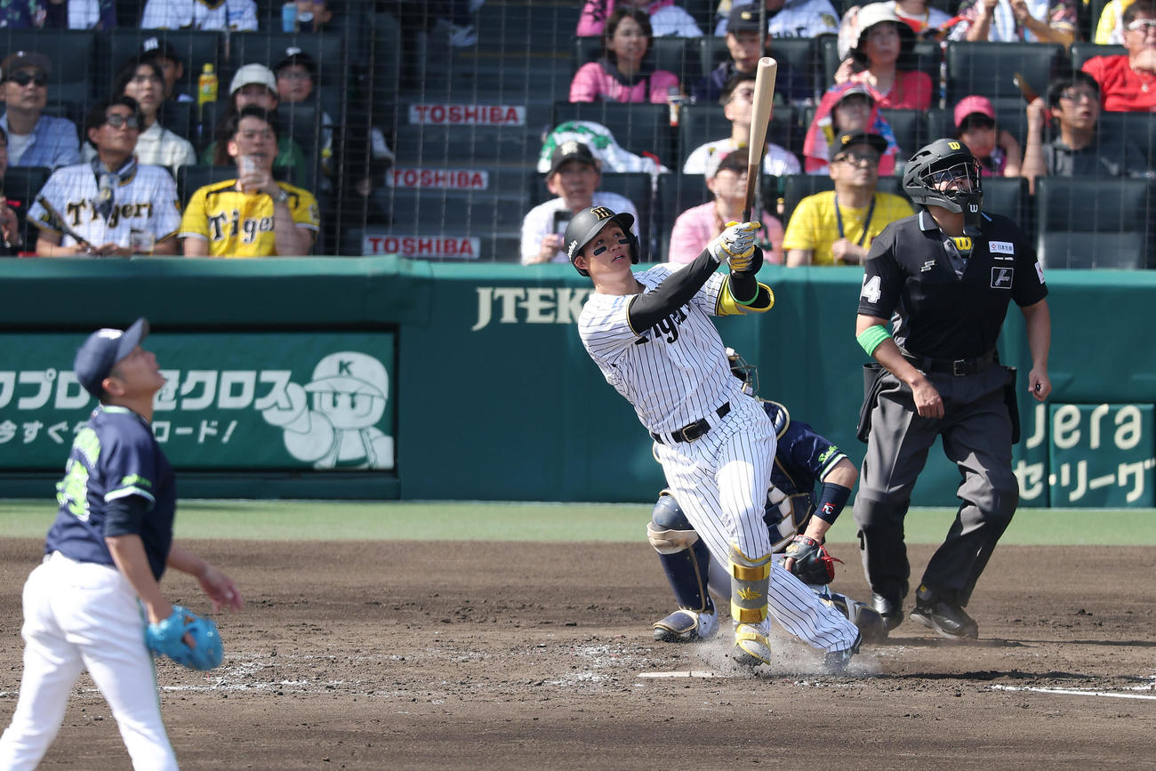 阪神対ヤクルト　4回裏阪神無死、左越え同点本塁打を放つ森下。投手石川（撮影・前田充）