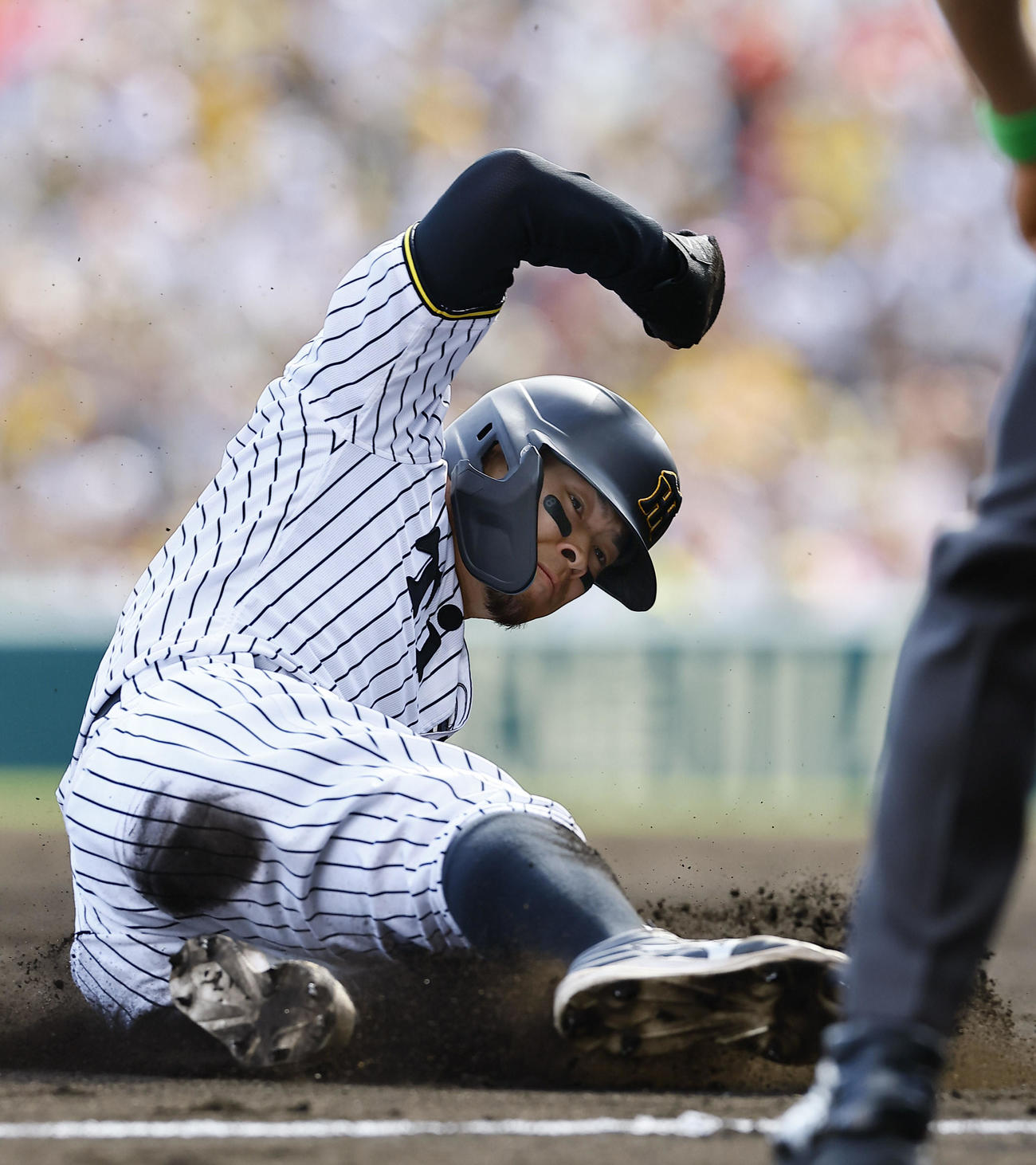 阪神対ヤクルト　6回裏阪神2死一塁、打者大山のとき二盗を決め、相手悪送球で三塁へ滑り込む佐藤輝（撮影・藤尾明華）