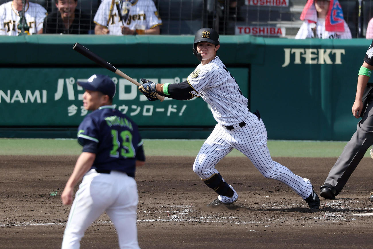 阪神対ヤクルト　3回裏阪神2死、中前打を放つ中野。投手石川（撮影・前田充）