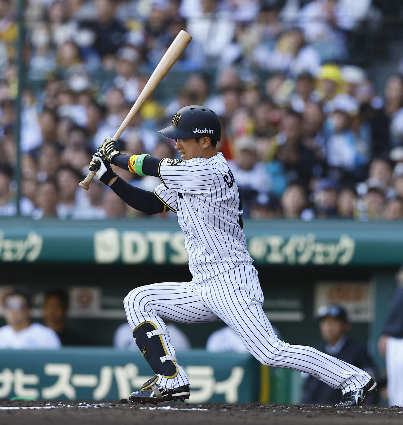 阪神対ヤクルト　7回裏阪神1死一、二塁、近本は右前打を放つ（撮影・藤尾明華）