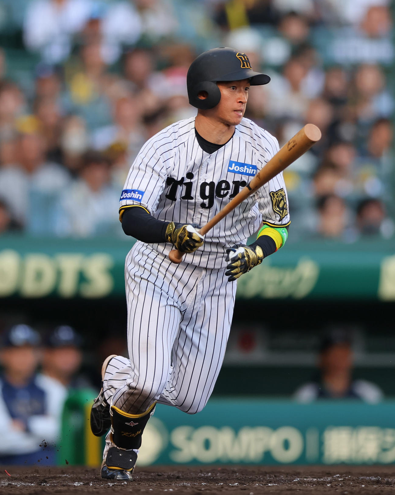 阪神対ヤクルト　9回裏阪神2死一塁、近本は右前打を放つ（撮影・上山淳一）