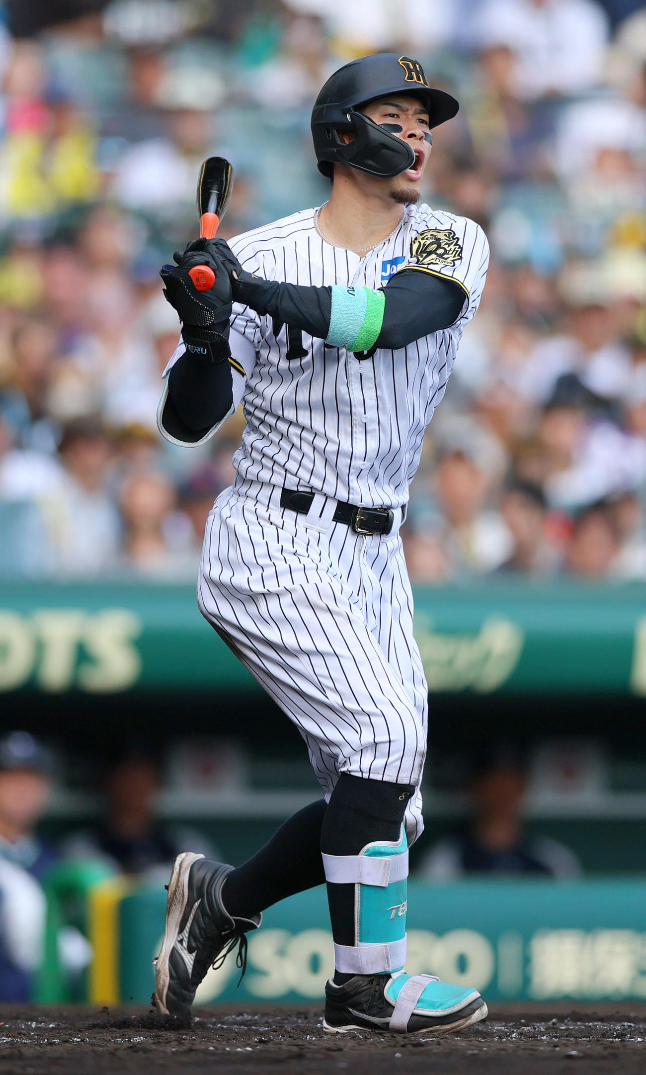 阪神対ヤクルト　8回裏阪神無死、佐藤輝は空振り三振に倒れる（撮影・上山淳一）