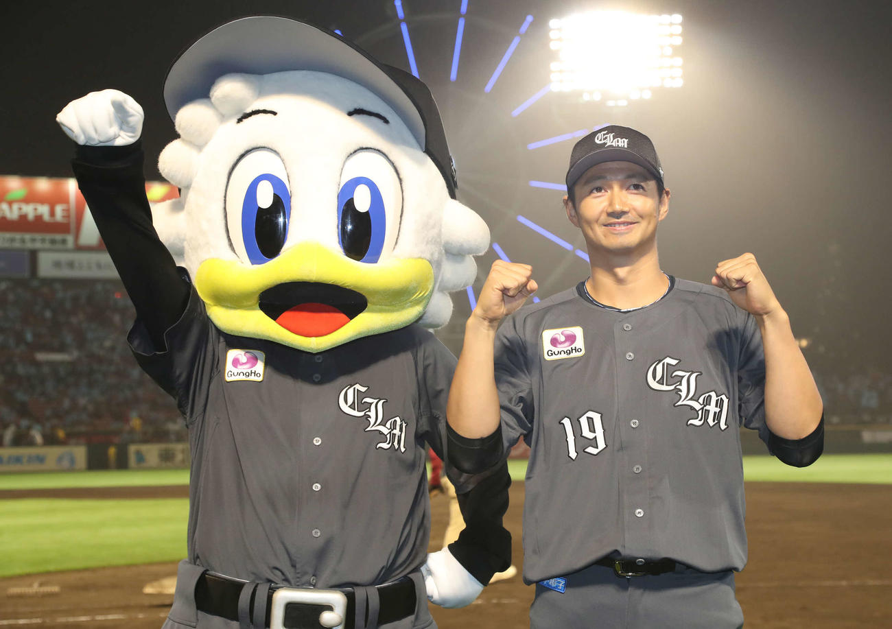 勝利を挙げてポーズを決めるロッテ唐川（2024年7月）