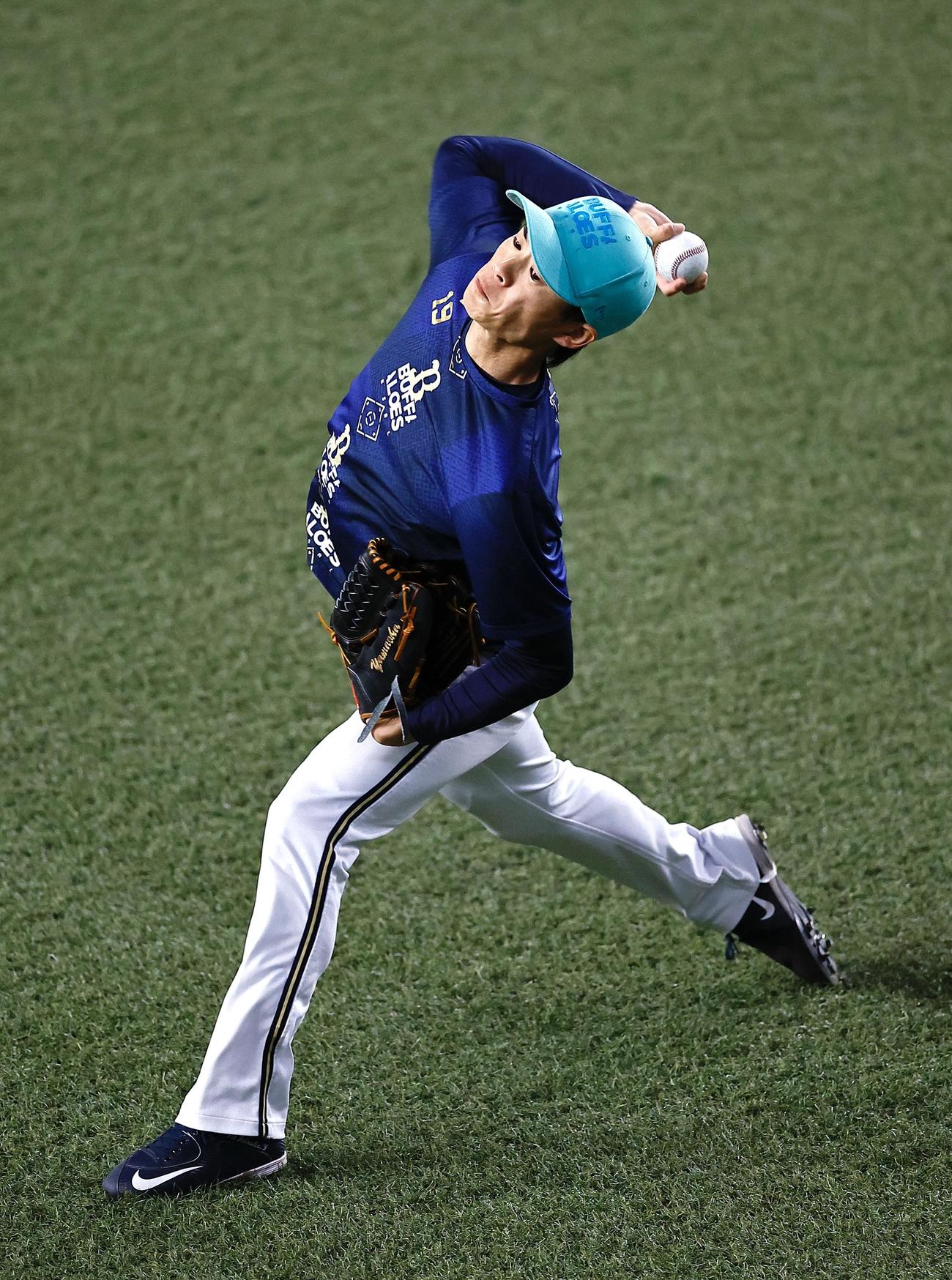 オリックス対日本ハム　1軍に合流し、キャッチボールするオリックス山岡（撮影・藤尾明華）