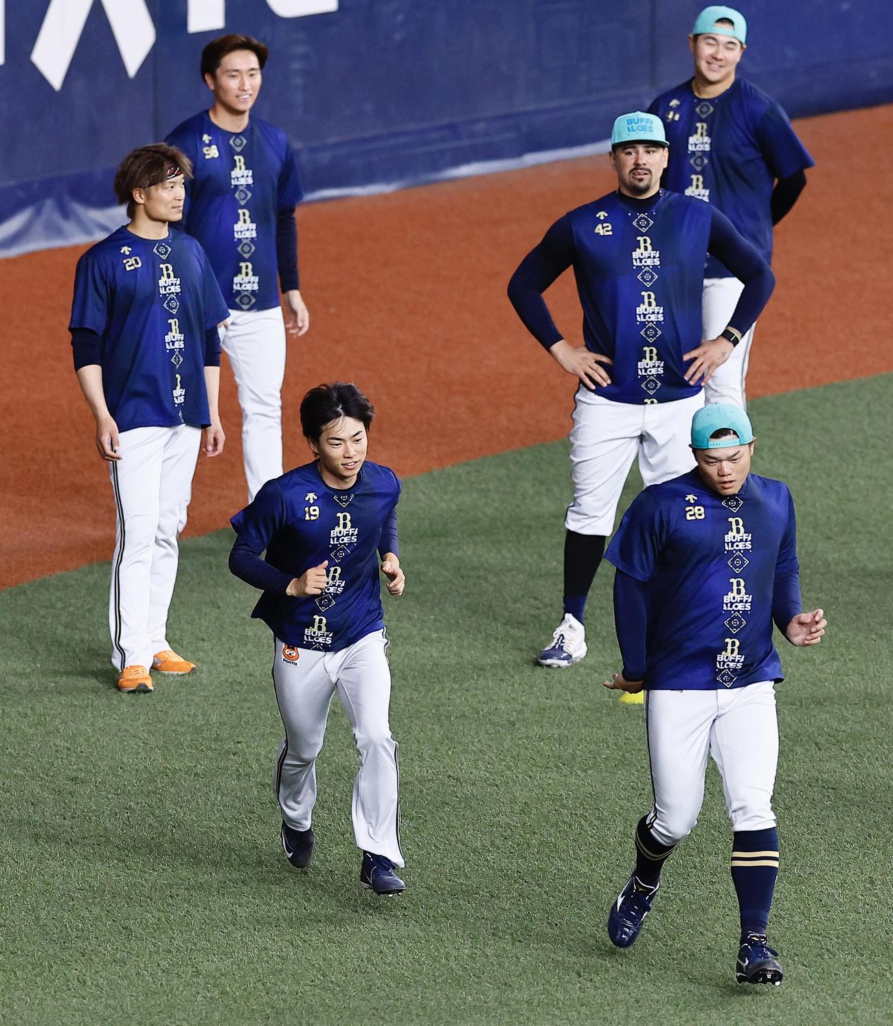 オリックス対日本ハム　1軍に合流し、ランニングをするオリックス山岡（左手前）（撮影・藤尾明華）