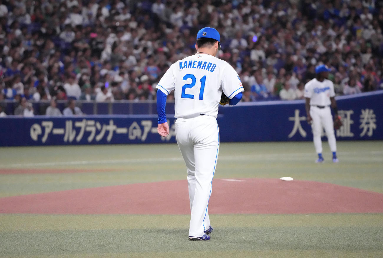 中日対DeNA　マウンドへ向かう中日先発の金丸（撮影・森本幸一）