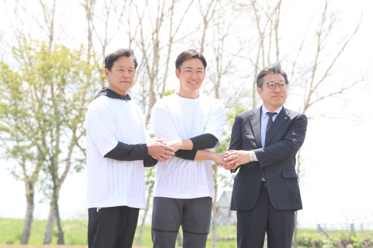 「はらっぱスタジアム」スターティングイベントに出席した（左から）日本ハム栗山CBO、斎藤氏、斎藤長沼町長（撮影・保坂果那）