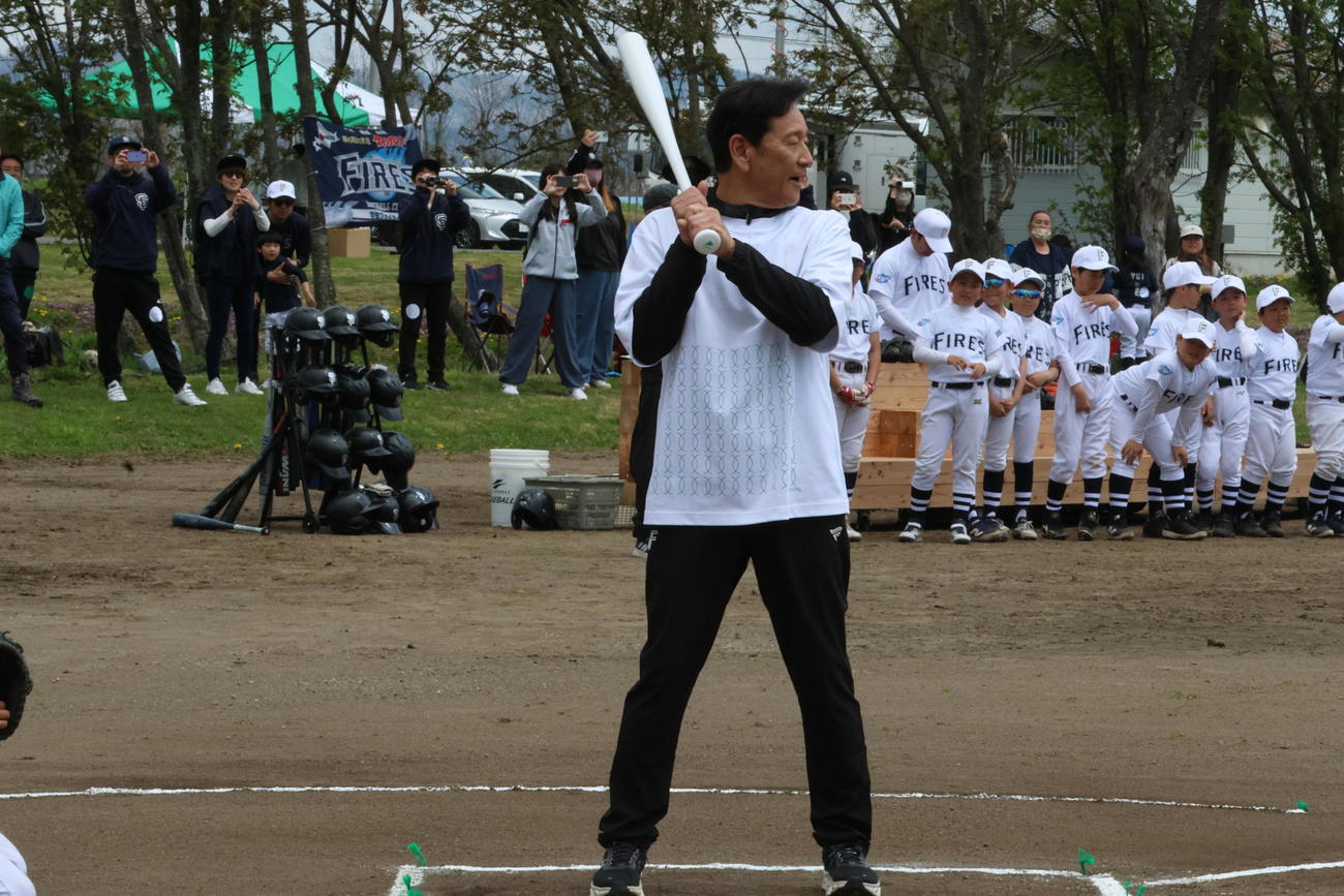 「はらっぱスタジアム」スターティングイベントの始球式で打席に立つ日本ハム栗山CBO（撮影・保坂果那）