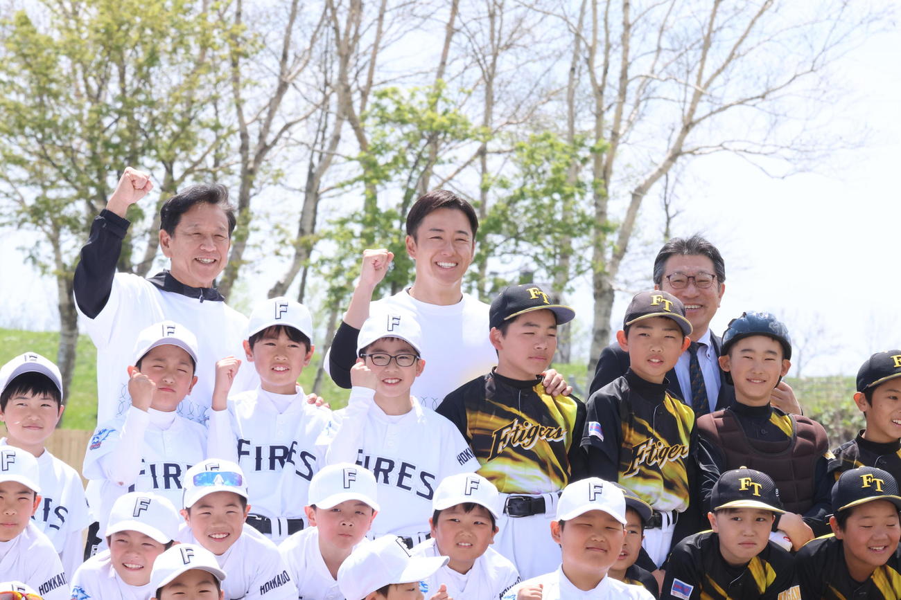 「はらっぱスタジアム」スターティングイベントに出席した（後列左から）日本ハム栗山CBO、斎藤氏、斎藤長沼町長（撮影・保坂果那）