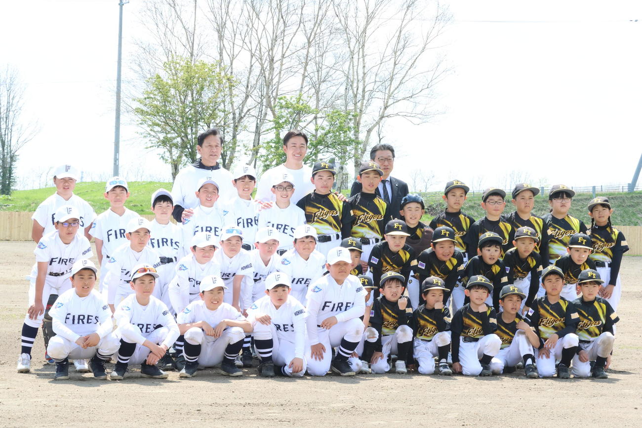 「はらっぱスタジアム」スターティングイベントに出席した（後列左から）日本ハム栗山CBO、斎藤氏、斎藤長沼町長と地元少年野球チームの選手たち（撮影・保坂果那）