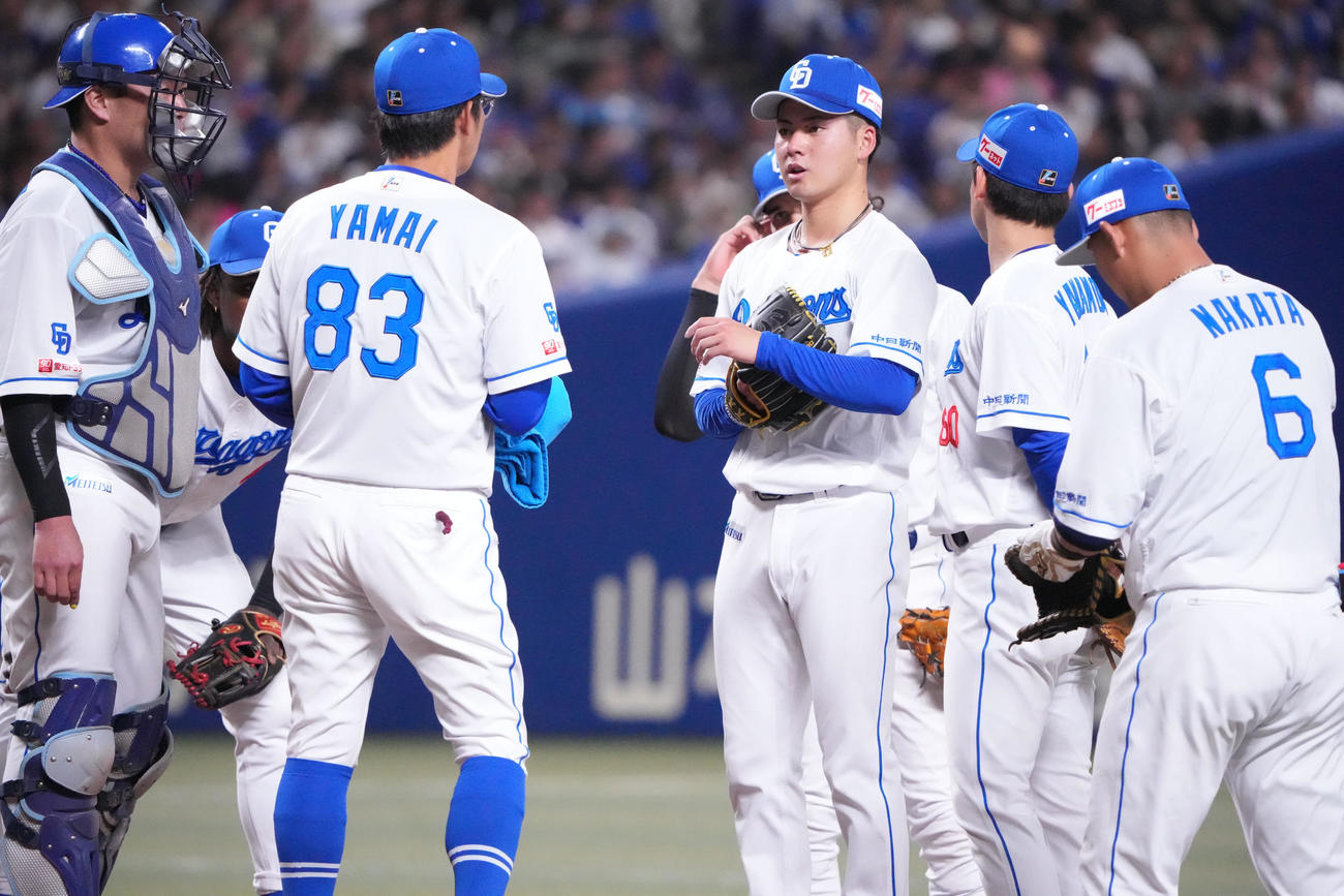 中日対DeNA 4回表DeNA1死満塁、マウンドの金丸（中央）のもとに集まる中日ナイン（撮影・森本幸一）