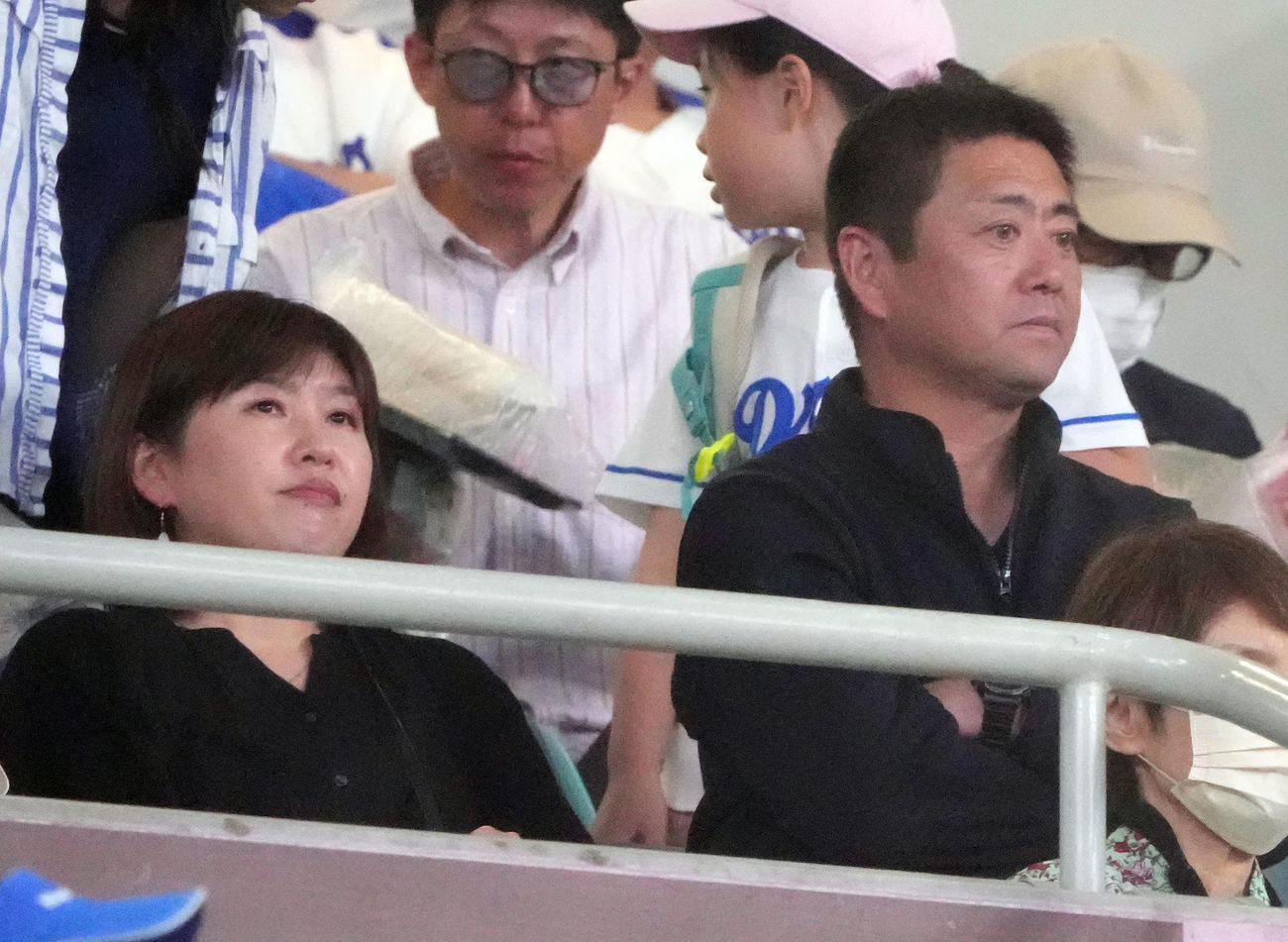 中日対DeNA　観戦に訪れた金丸夢斗の両親（左から）母・淳子さん、父・雄一さん（撮影・森本幸一）