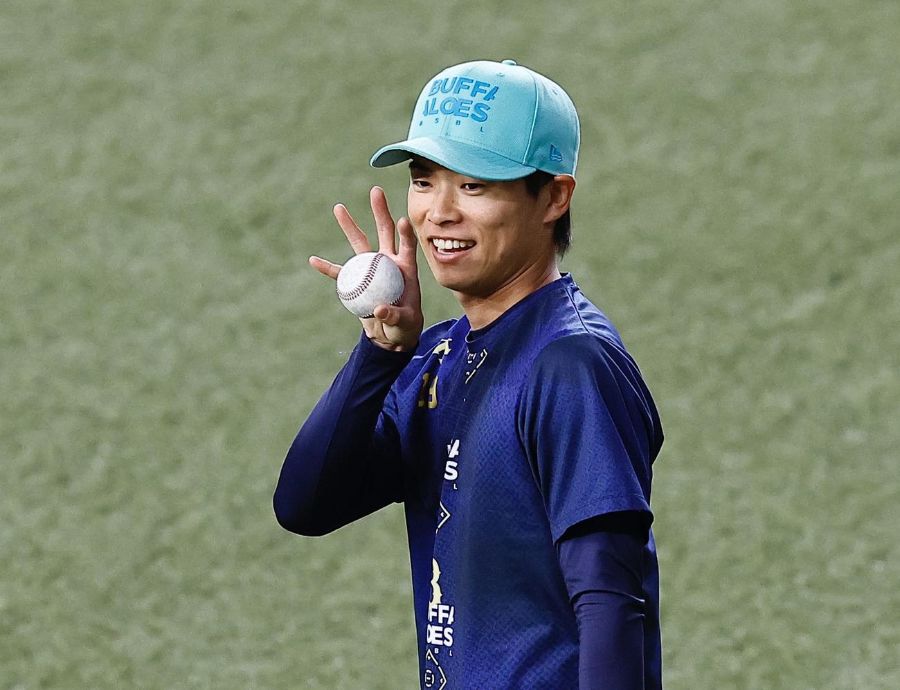 オリックス対日本ハム　1軍に合流し、キャッチボールするオリックス山岡（撮影・藤尾明華）
