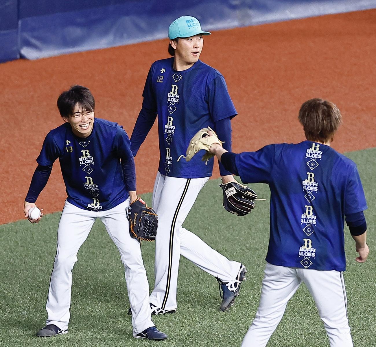 オリックス対日本ハム　1軍に合流し、ノックで笑顔を見せるオリックス山岡（左）（撮影・藤尾明華）