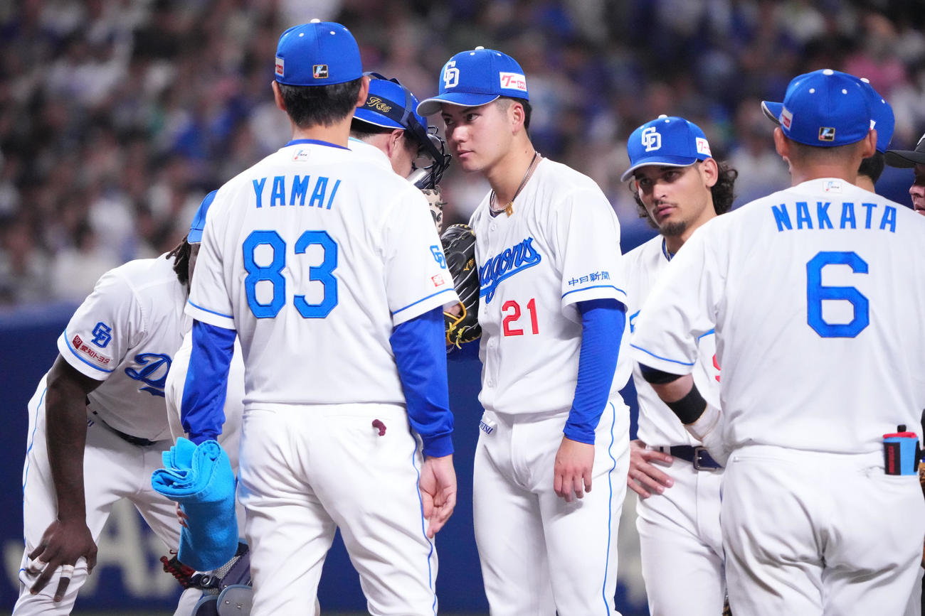 中日対DeNA 4回表DeNA1死満塁、マウンドの金丸（中央）のもとに集まる中日ナイン（撮影・森本幸一）