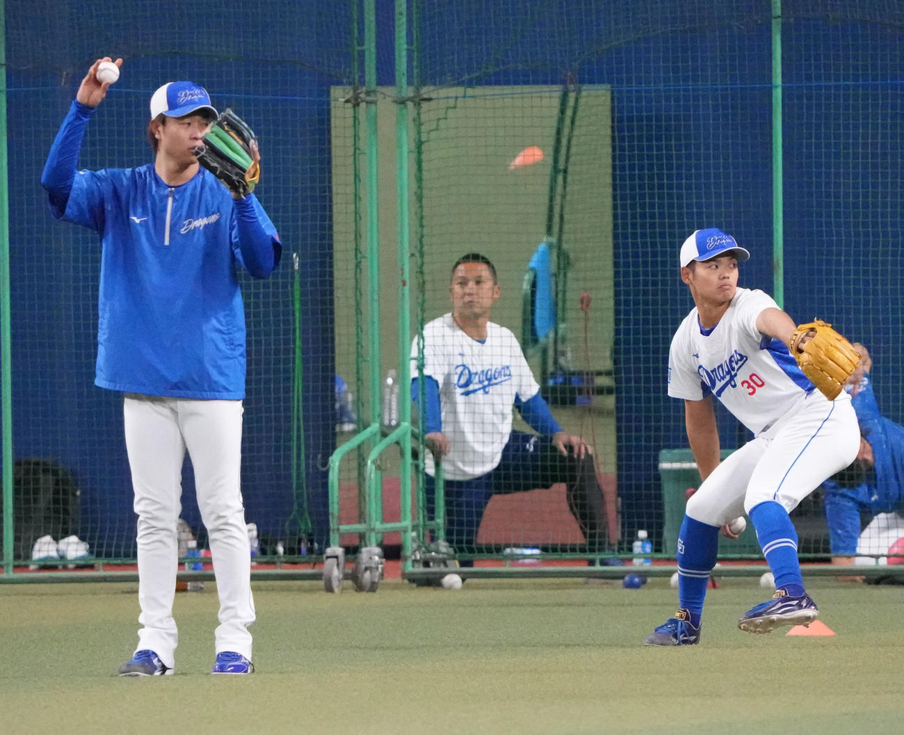中日対DeNA　試合前、高橋宏（左）と並びキャッチボールをする根尾（撮影・森本幸一）