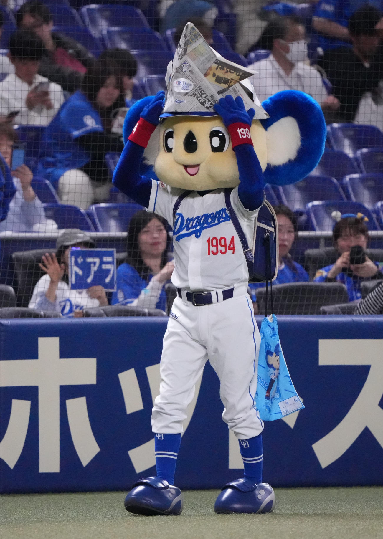 中日対DeNA　試合前、折り兜をかぶり登場するドアラ（撮影・森本幸一）