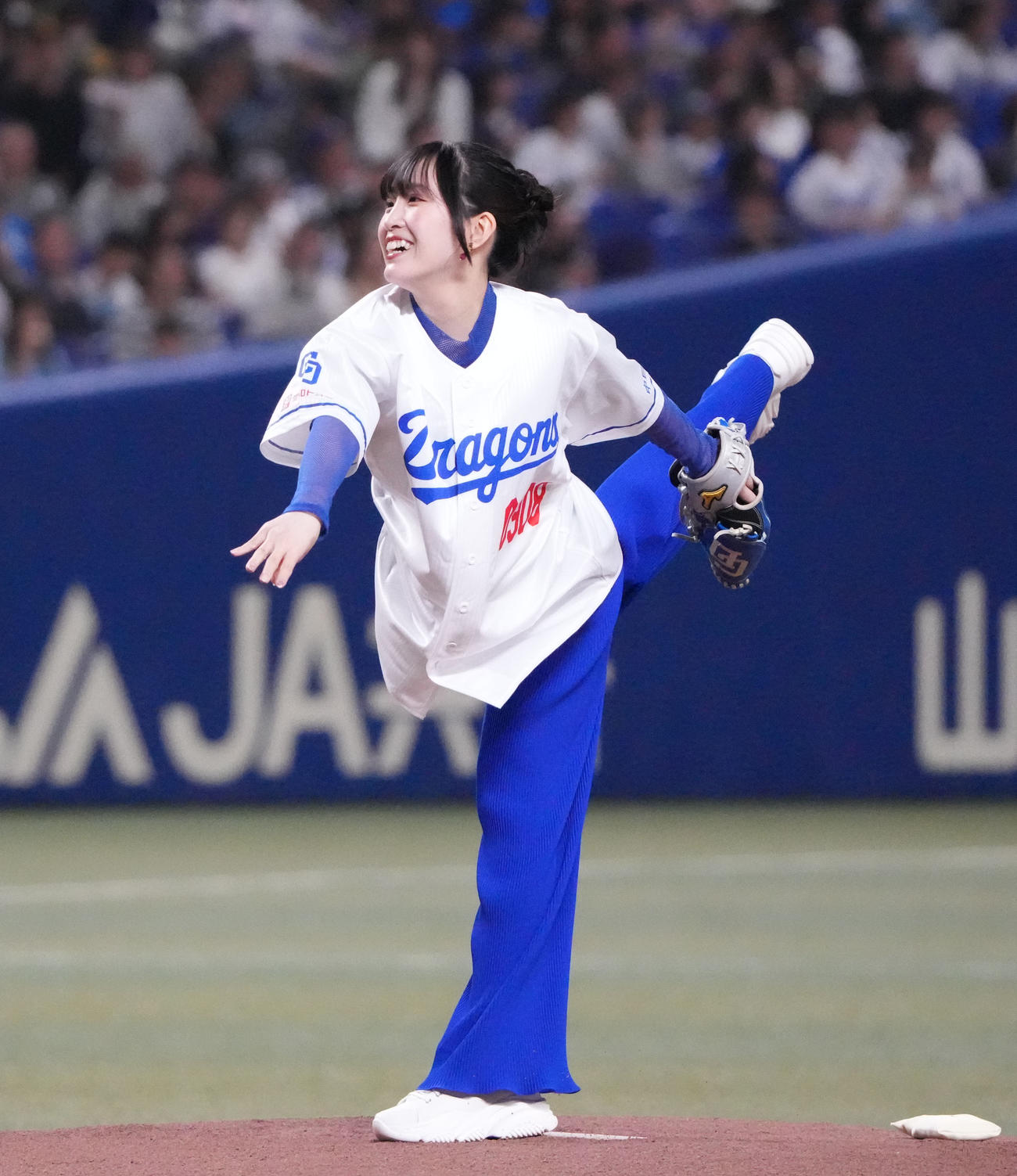 中日対DeNA　試合前、セレモニアルピッチを行う声優・鈴木みのり（撮影・森本幸一）