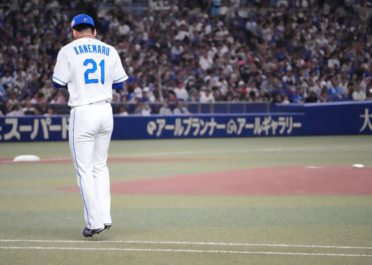 中日対DeNA　マウンドへ向かう中日先発の金丸（撮影・森本幸一）