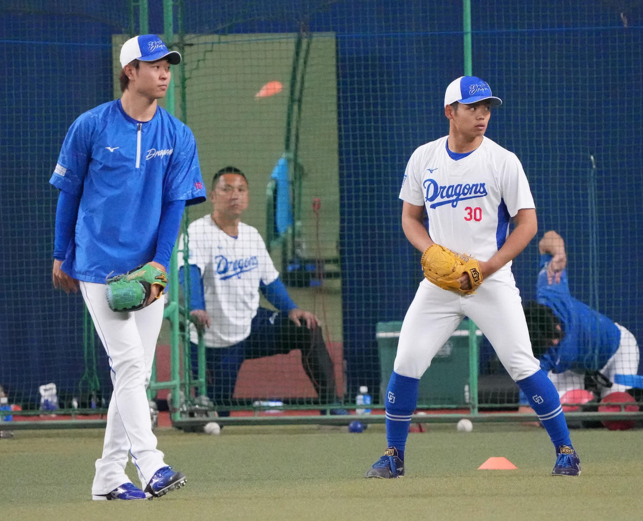 中日対DeNA　試合前、高橋宏（左）と並びキャッチボールをする根尾（撮影・森本幸一）