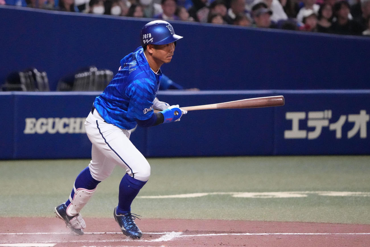 中日対DeNA 8回表DeNA無死、右前打を放つ桑原（撮影・森本幸一）