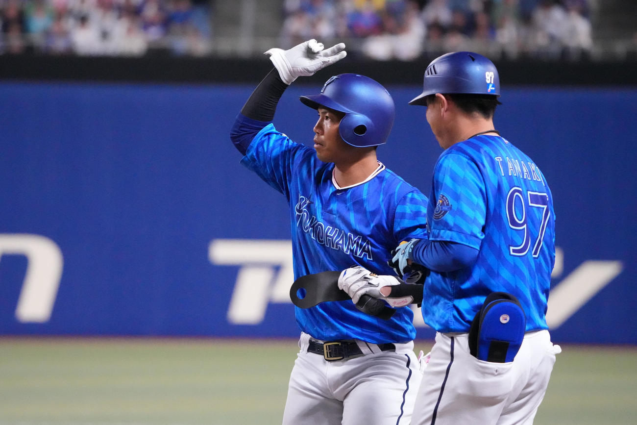 中日対DeNA 8回表DeNA無死、桑原（左）は右前打を放ちベンチへアピールする（撮影・森本幸一）