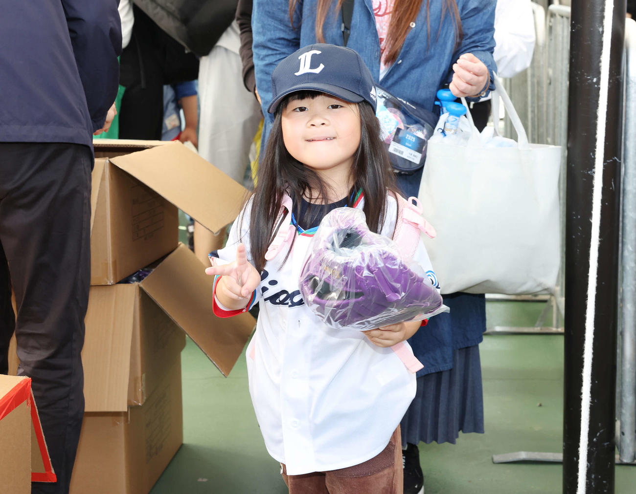 西武対ソフトバンク　試合前、西武武内監修キッズグラブを手に笑顔の子ども（撮影・宮地輝）