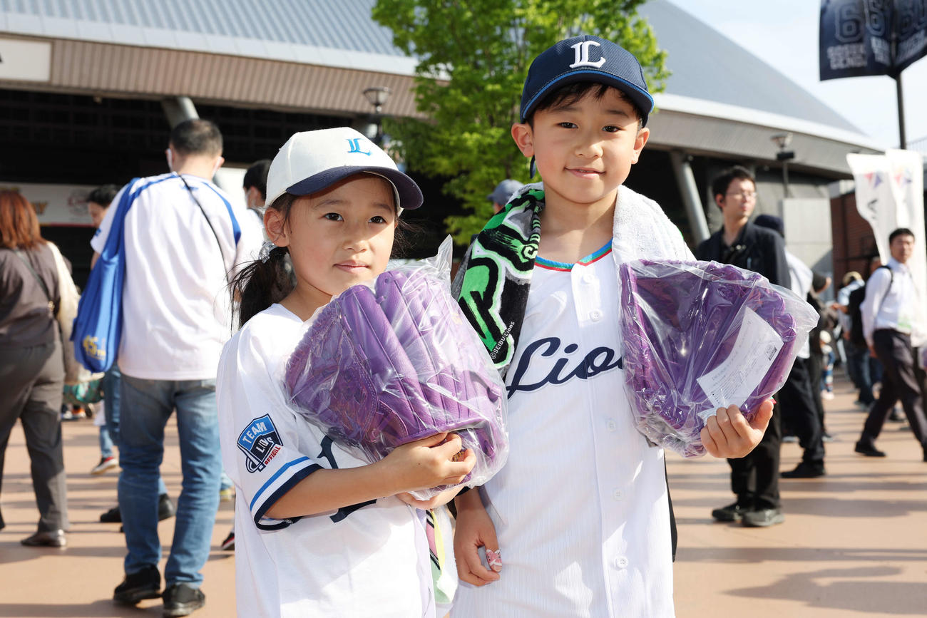 西武対ソフトバンク　試合前、西武武内監修キッズグラブを手に笑顔の子どもたち（撮影・宮地輝）