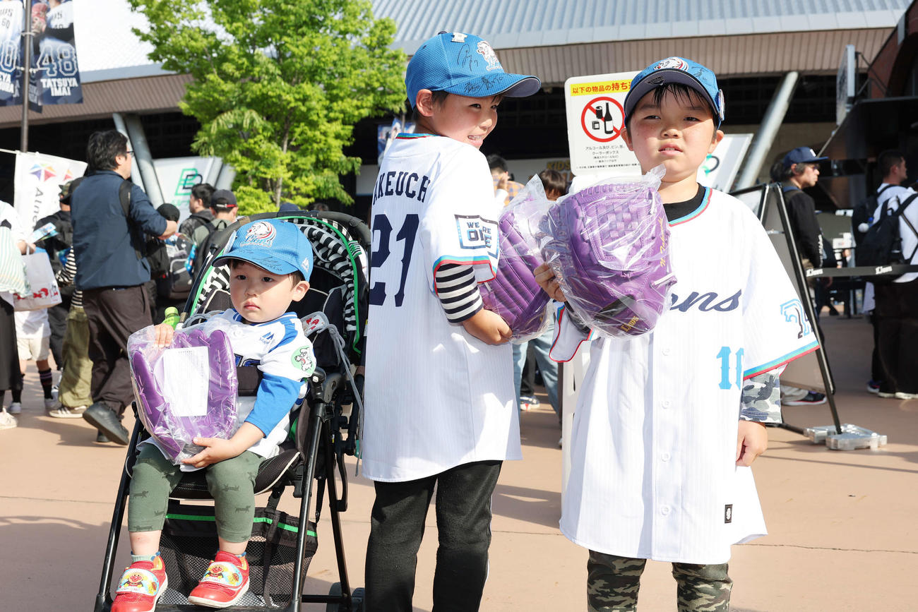 西武対ソフトバンク　試合前、西武武内監修キッズグラブを手に笑顔の子どもたち（撮影・宮地輝）