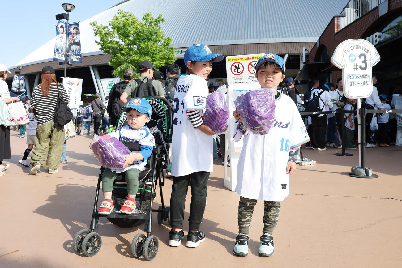 西武対ソフトバンク　試合前、西武武内監修キッズグラブを手に笑顔の子どもたち（撮影・宮地輝）