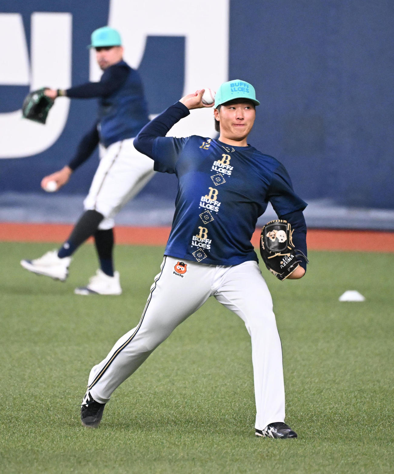 キャッチボールするオリックス東（撮影・和賀正仁）