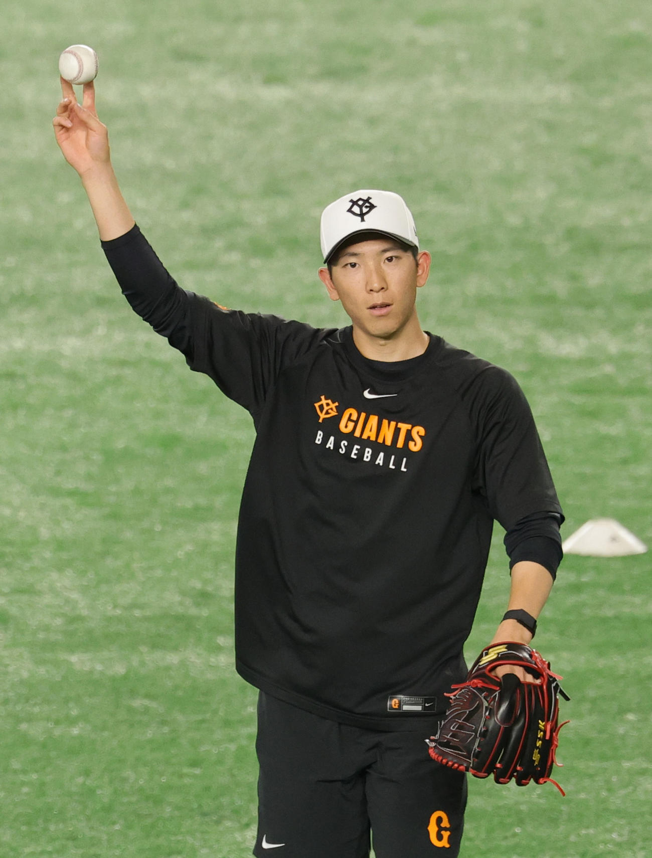 巨人対阪神　試合前練習でキャッチボールする巨人戸郷（撮影・野上伸悟）