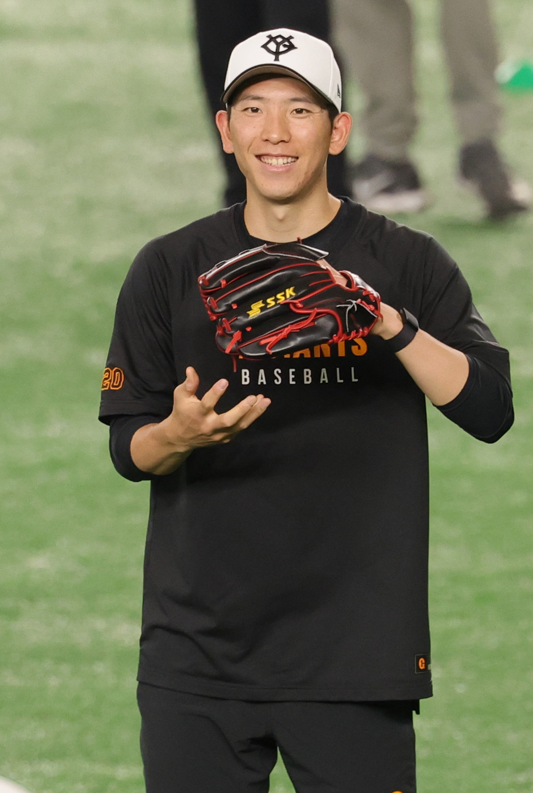 巨人対阪神　試合前練習で笑顔をみせる巨人戸郷（撮影・野上伸悟）