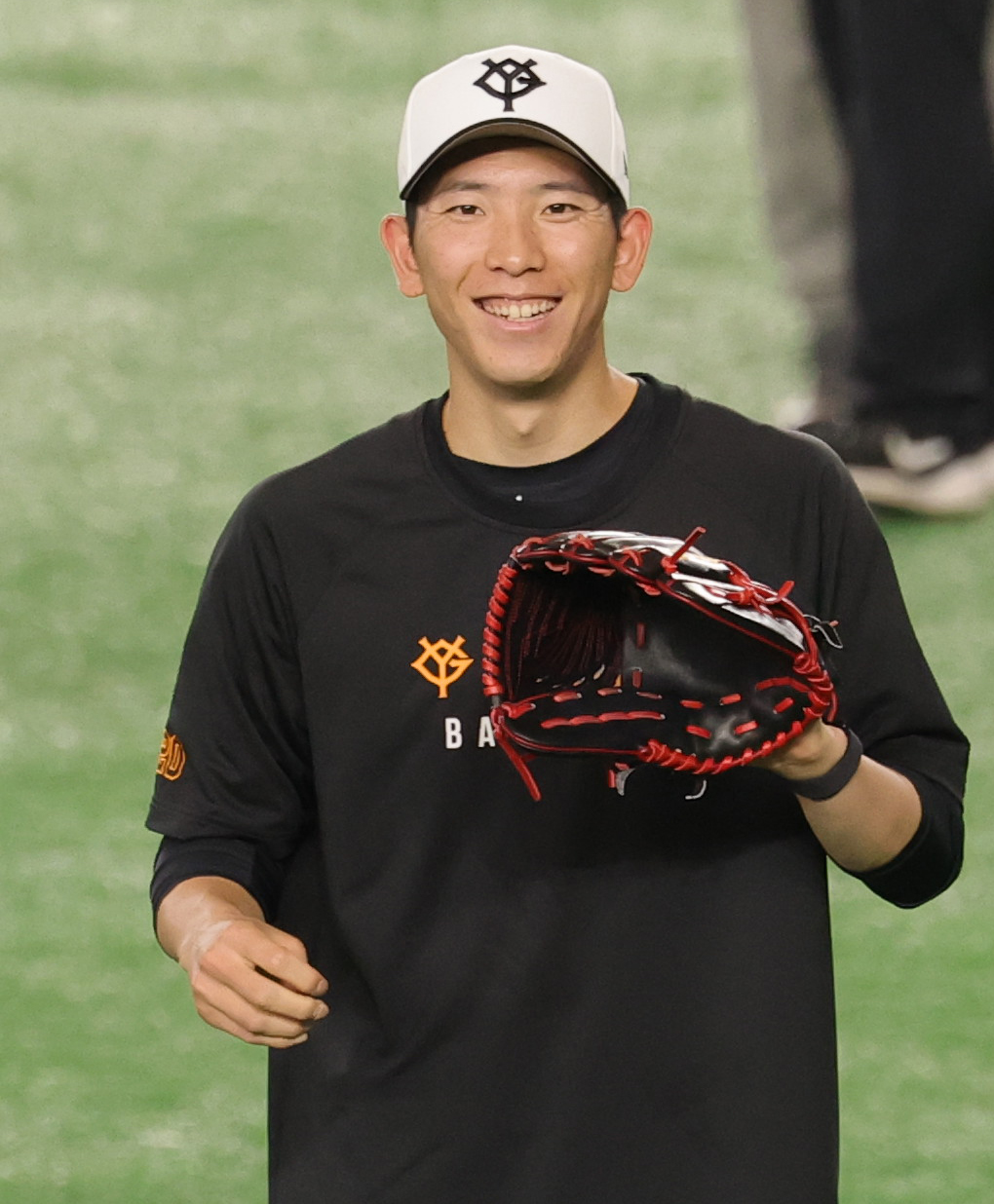 巨人対阪神　試合前練習で笑顔をみせる巨人戸郷（撮影・野上伸悟）