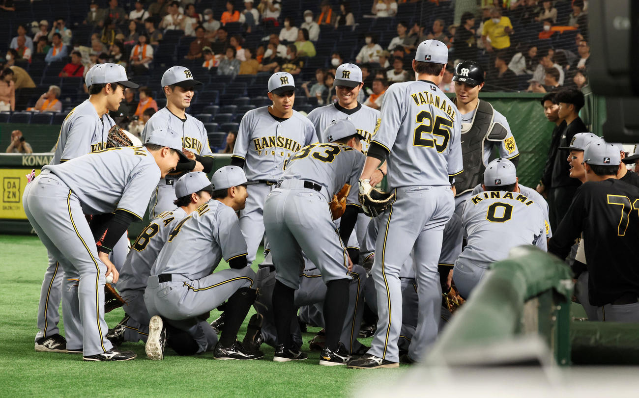 巨人対阪神　試合前円陣を組む阪神ナイン（撮影・加藤哉）