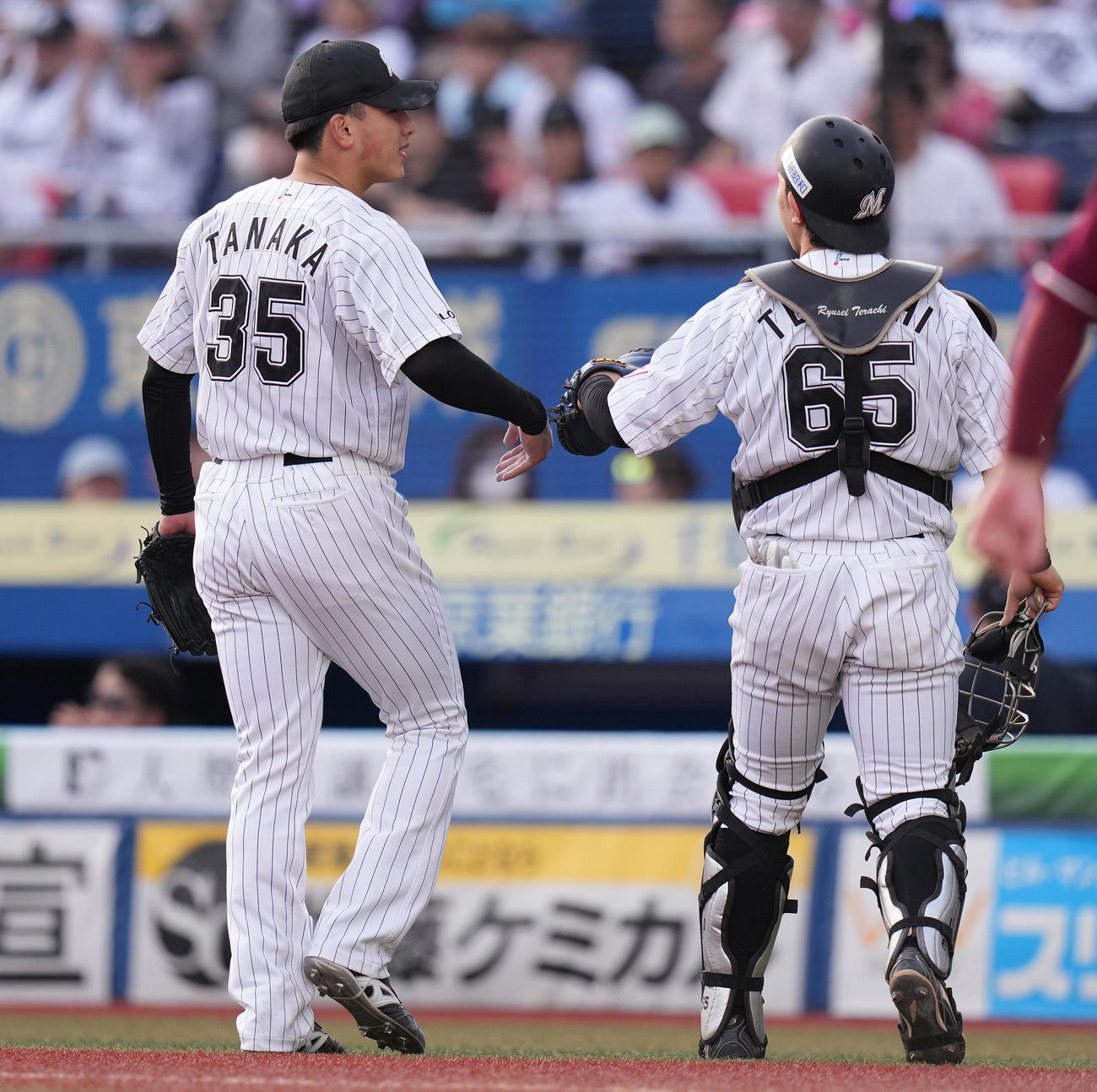 ロッテ対楽天　6回表を終え、浮かない表情でベンチへ戻るロッテ先発田中晴（左）と寺地（撮影・鈴木みどり）