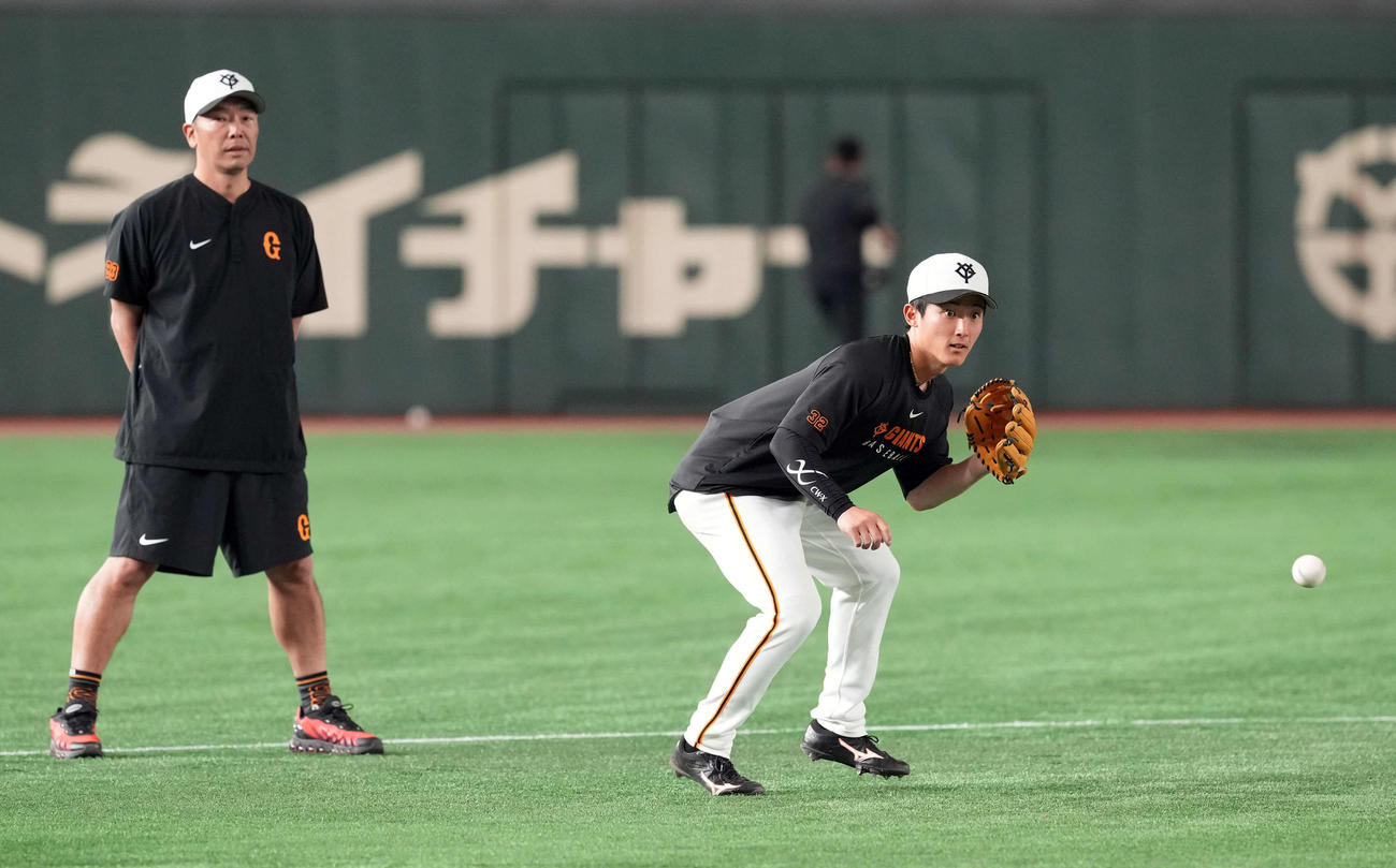 巨人対阪神　阿部監督が見る中、守備練習をする巨人浦田（撮影・たえ見朱実）